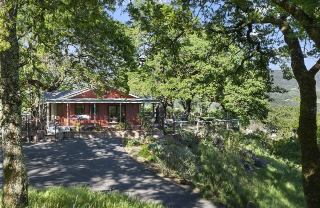 Oakden Oasis: Secluded Charm in the Heart of Sonoma with Pool and Hot Tub