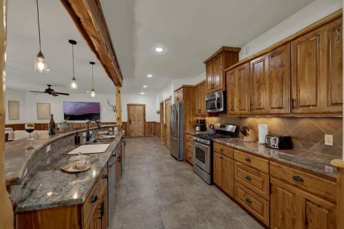 Oakridge Ranch - Pool,Hot Tub, Pickleball Court, Whiskey & Wine Room