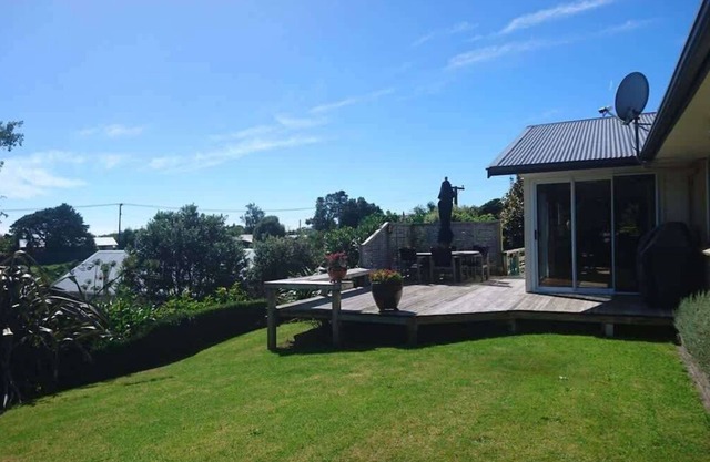 Oakura Retreat with Private Deck