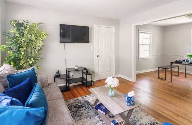 Oasis of Serenity! WI-FI long stays, parking, coffee-tea station, 15 min to DT