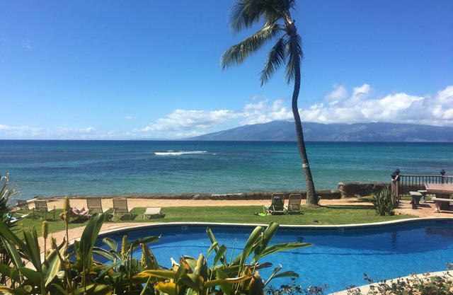 Ocean/Beach Front/Air Conditioned. Watch the whales from your private lanai.