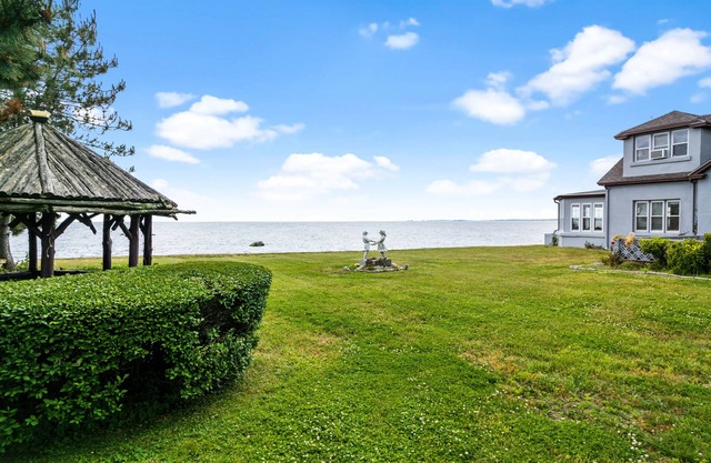 OCEAN/BEACH FRONT, HUGE YARD, SUNSET VIEW