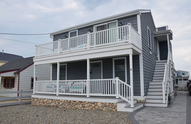 OCEAN BLOCK -2 bedrm 1 1/2 bth/parking/deck/yard with grill!