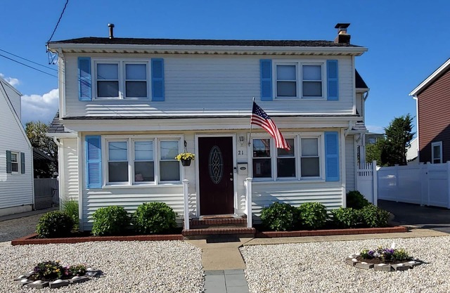 Ocean Block! NO Crossing Streets! Large, Sunny, 2BR/1BA 2nd Fl Apt. -Walk2Beach
