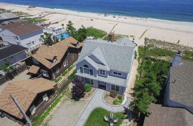 Ocean Front Beach House. Walking Distance to Jenkinsons.