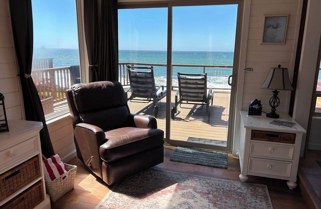 Ocean Front Cabin 15 with Jacuzzi & Sensational Views (Private Beach Owned by White Rock Resort)