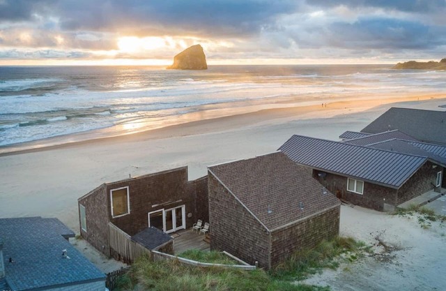 Ocean Front.Sand in your toes getaway!
