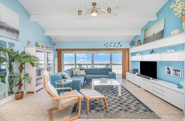 Ocean Front Townhouse, modern relaxed design