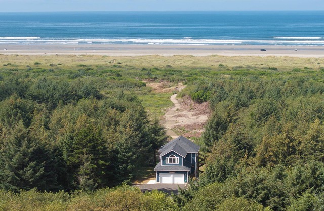 Ocean Front, Walk to Beach, Fenced For Dogs, Vacation Beach House