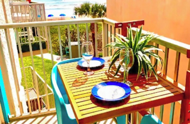 Ocean Paradise w/Balcony, Pool, Hot Tub! Beautifully renovated Beachfront Dogs!