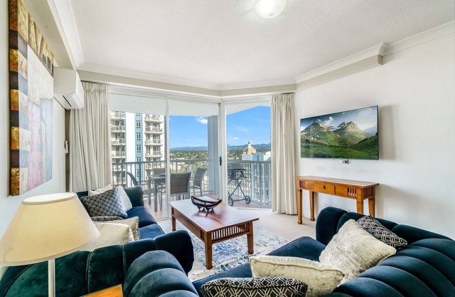 Ocean View 2-Bed with Pools, Spa, Sauna, Gym & BBQ