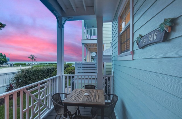 OCEAN VIEW ANGLERS REEF - POOL, DOCK, BEACH. Walk or Bike to local food + bars