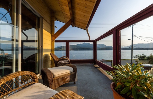 Ocean View Lodge with Hot Breakfast