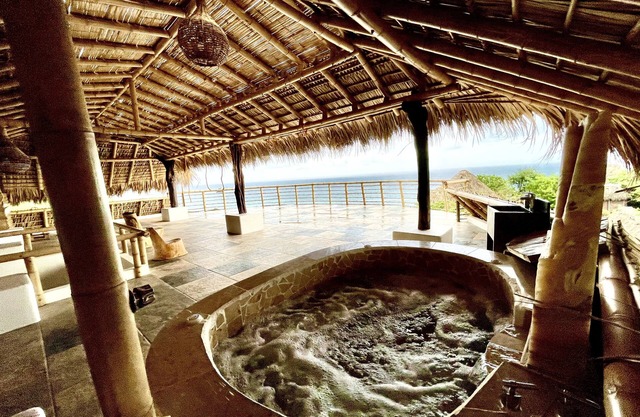 Ocean view, Private and Sacred house, 5 mins walk to the beach