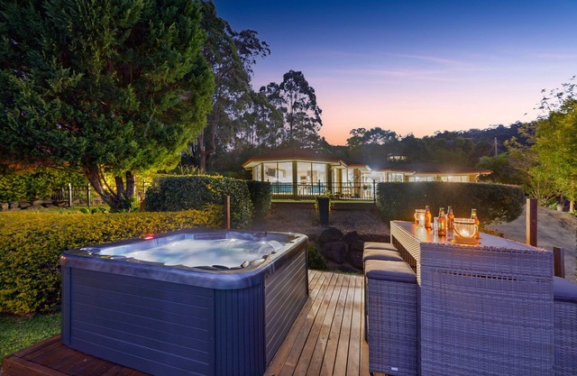 Ocean views, hot tub, sleeps 12, BBQ & Ping Pong table