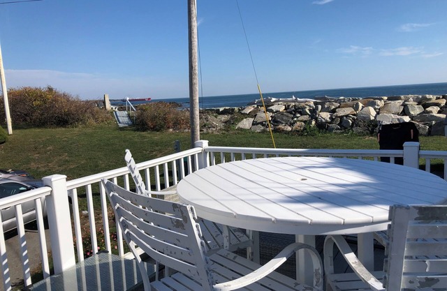 Oceanfront 1-bedroom condo with Deck Views in Rye