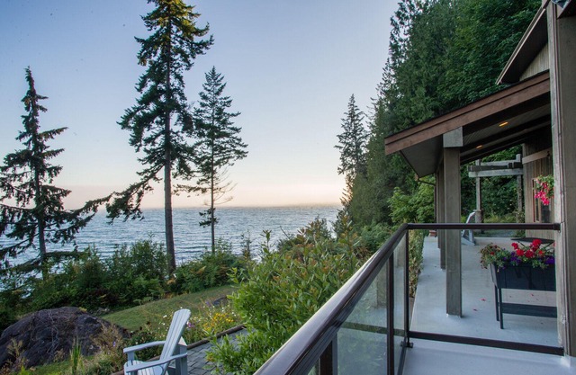 Oceanfront/3bed/3bathn2 adjacent suites/private hottub/amazing wild Pacific view