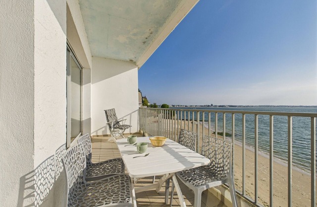 Oceanfront balcony for 4 – direct beach access
