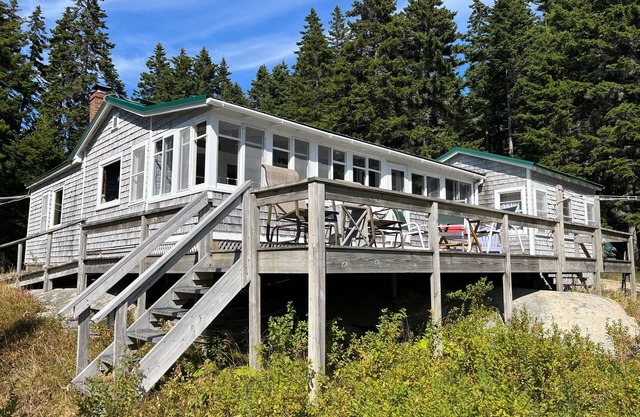 Oceanfront Cottage in Downeast Maine with solar power: Two Jetties Cottage