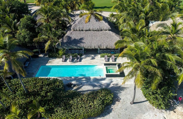 Oceanfront Eden Roc villa with big pool, butler and golf cart