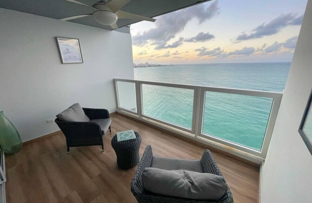 OCEANFRONT Modern 2 bedroom with SPECTACULAR Views