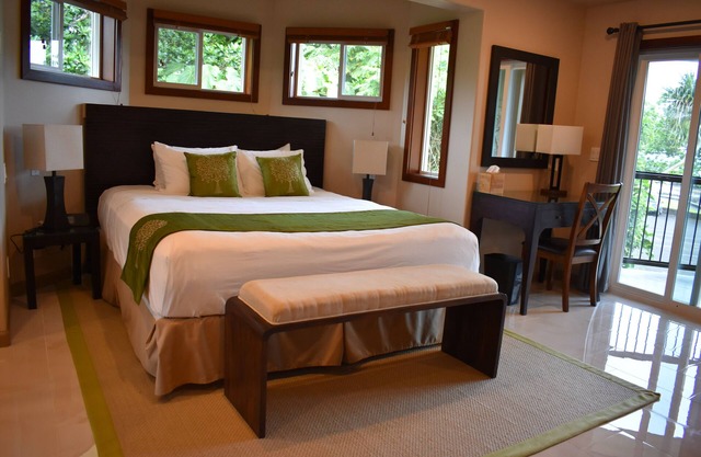 Oceanfront Orchid Room - Hilo Beach House Inn