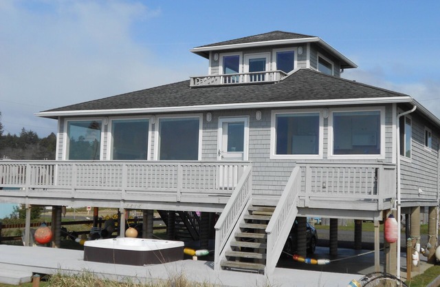 OCEANFRONT, PRIVATE BEACH ACCESS, MOCLIPS EAGLE'S NEST. HOT TUB, AMAZING VIEWS!