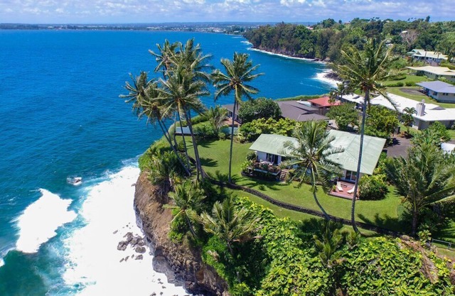 Oceanfront Promontory w/Stunning Views & Luxury Accommodations. Walk to Beach!