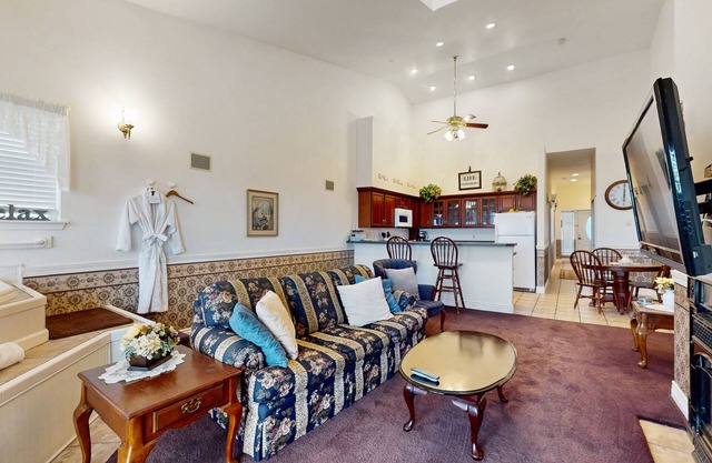 Oceanfront suite w/deck, beach view, fireplace & jetted tub
