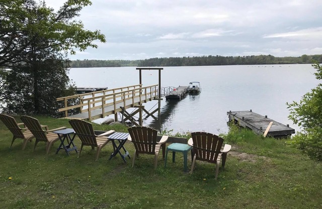 Oceanfront Victorian Cottage (pet friendly)3 beds, 2bath, deck, shared dock