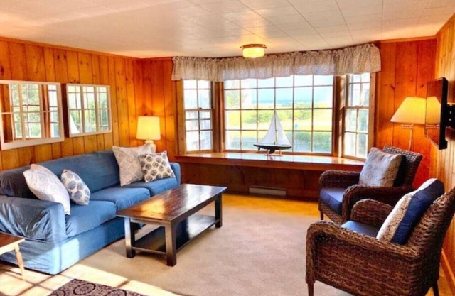 Oceanview 2 BR cottage across from Pleasant Beach!