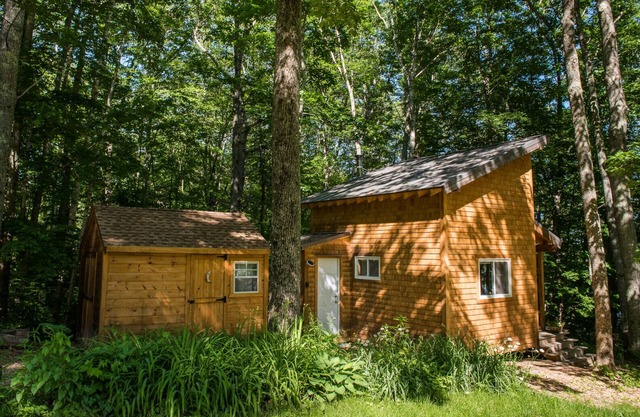 Off-grid cabin on the shore of Merrymeeting Bay with kayaks and SUP