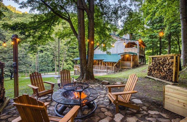 OFF GRID GETAWAY! BRING ATV.Mountain cabin close to New River Gorge.