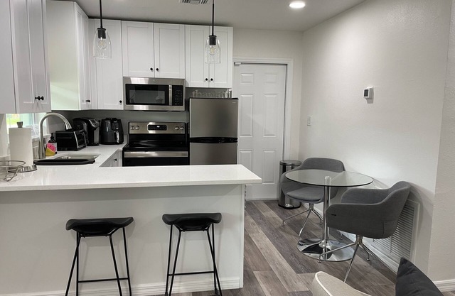 Off of I-75 and SR-60, newly renovated 1 bedroom unit mins to Airport/Downtown.