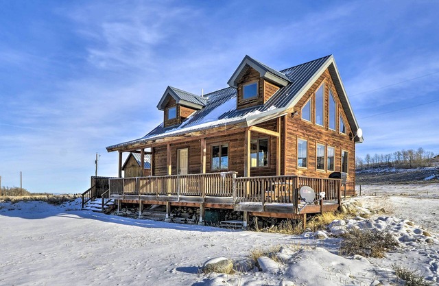 'Off The Beaten Path' Cabin w/Mtn Views & Hot Tub