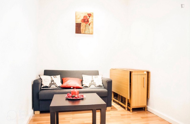 Offer, centrally located, modern apartment, very well connected by subway, bus and train.