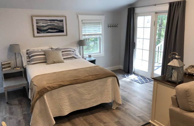 Ogunquit Studio 15 min walk to Footbridge; restaurants and Trolley Stop close by