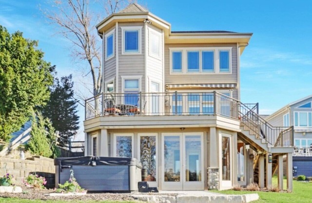 Okauchee Lake Home: 4BR/4 BA | Hot Tub |Lake Toys & Pontoon Rental