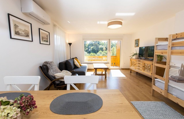 Old Boatman's House, Apt.4