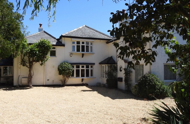 Old Bridge Cottage Sleeps up to 18 . Hot tub, sauna,pool. New Forest, beaches