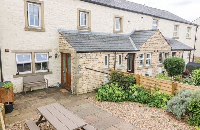 OLD BRIDGE INN, pet friendly, with open fire in Ingleton