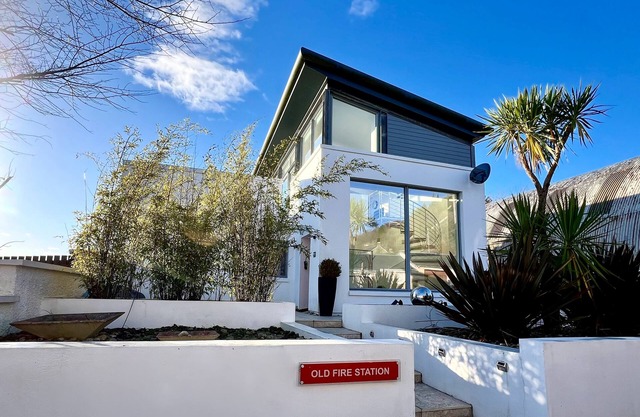 Old Fire Station - sleeps 6 guests in 3 bedrooms