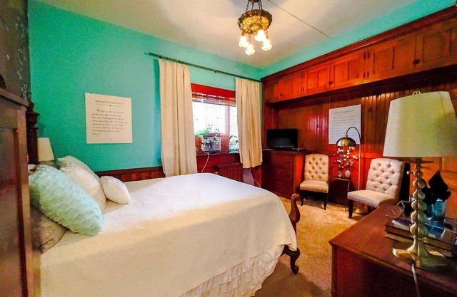 Old Library Inn - Hemingway Room