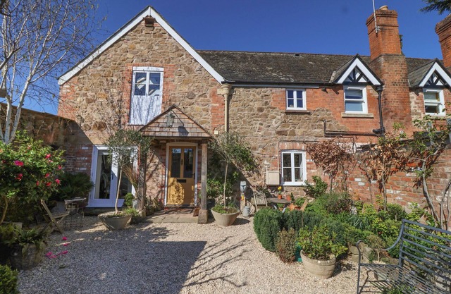 OLD STABLES, family friendly, character holiday cottage in Huntley
