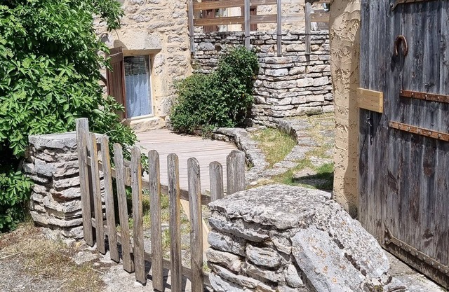 Old stone sheepfold for 1 to 5 people in the center of the Causse Méjean