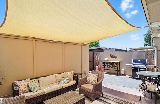 Old Town, Pool, Private Patio, Golf, Traveling Professionals
