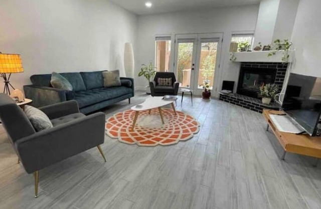 Old Town Quiet Spacious Haven~King Bed~Pool & Spa~ Attached Private 1-car Garage