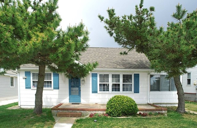 Old world Avalon Cottage only steps to downtown and 2 blocks to the beach.