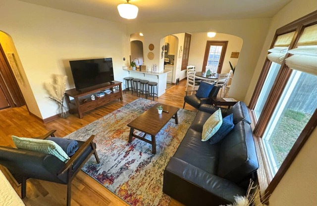 Olde Town Gem-Vintage Charm, 2 Living Rms & Games!