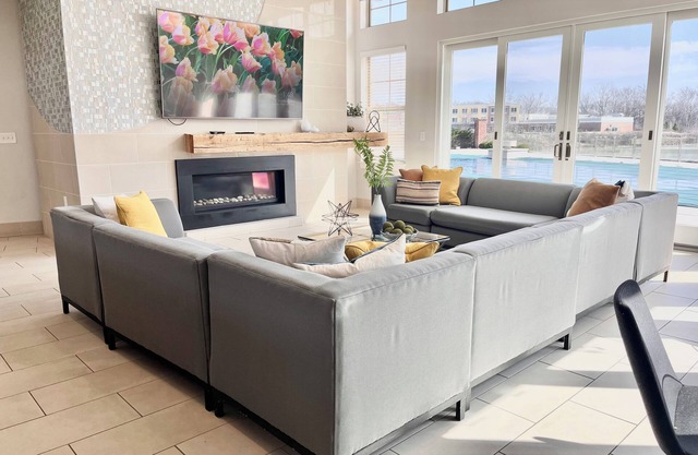 Oliver Capital- Spacious Theater Suite